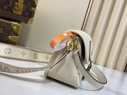 Replica Louis Vuitton Diane Shoulder Bag M46388 Cream #3572 - Image 8