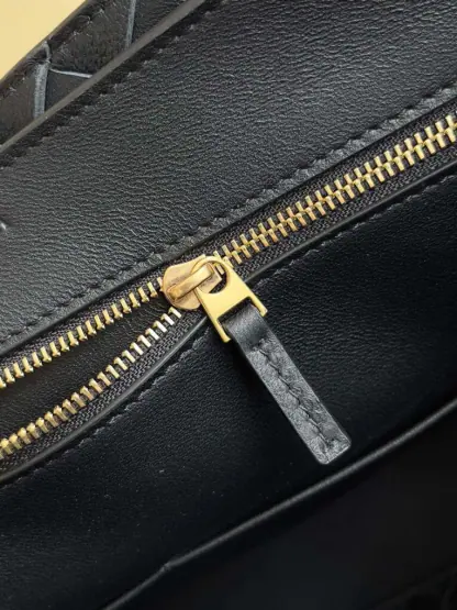 Replica Bottega Veneta Medium Andiamo Tote Bag Top handle bag Black #3641 - Image 2
