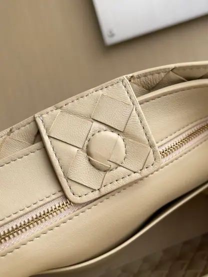 Replica Bottega Veneta Small Andiamo Tote Bag Top handle bag Light butterscotch #3648 - Image 3