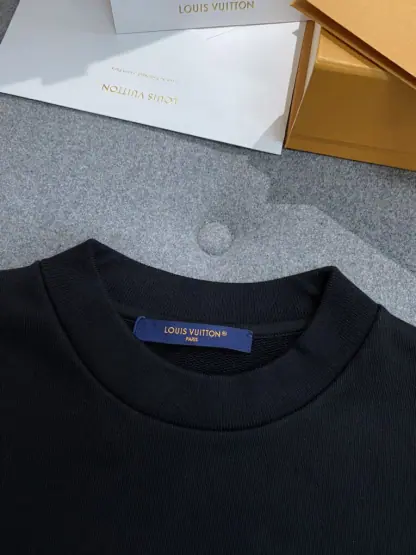 Replica Vip Quality Louis Vuitton Men's Cotton Signature Crewneck Sweatshirt Black 1AFVAQ #3736 - Image 3