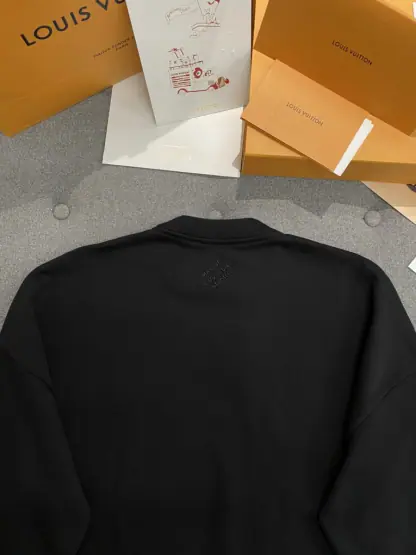 Replica Vip Quality Louis Vuitton Men's Cotton Signature Crewneck Sweatshirt Black 1AFVAQ #3736 - Image 4