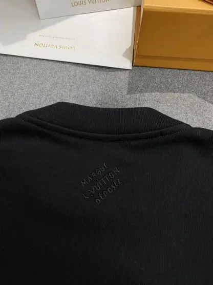 Replica Vip Quality Louis Vuitton Men's Cotton Signature Crewneck Sweatshirt Black 1AFVAQ #3736 - Image 5