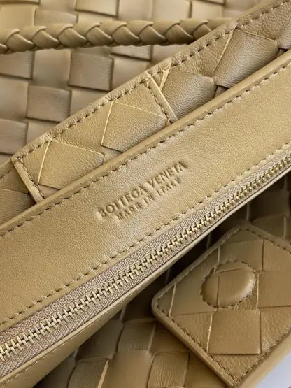 Replica Bottega Veneta Small Andiamo Tote Bag Top handle bag Dark praline #3650 - Image 4