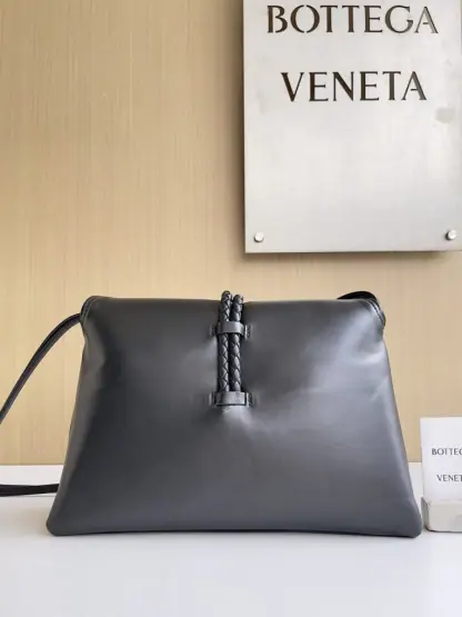 Replica Bottega Veneta Medium Liberta bag Winter Liberta Black #3631 - Image 3