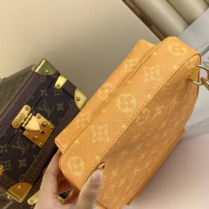 Replica Louis Vuitton Men's 57th Street NYC Avenue Slingbag M12869 #4101 - Image 8