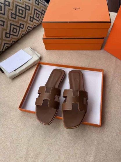 Replica Hermes Oran sandal Women in Gold - Image 2