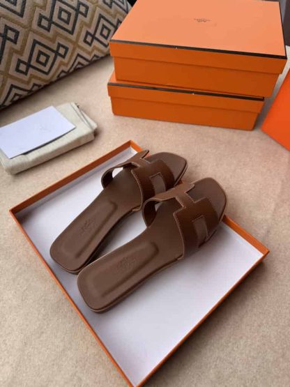 Replica Hermes Oran sandal Women in Gold - Image 3